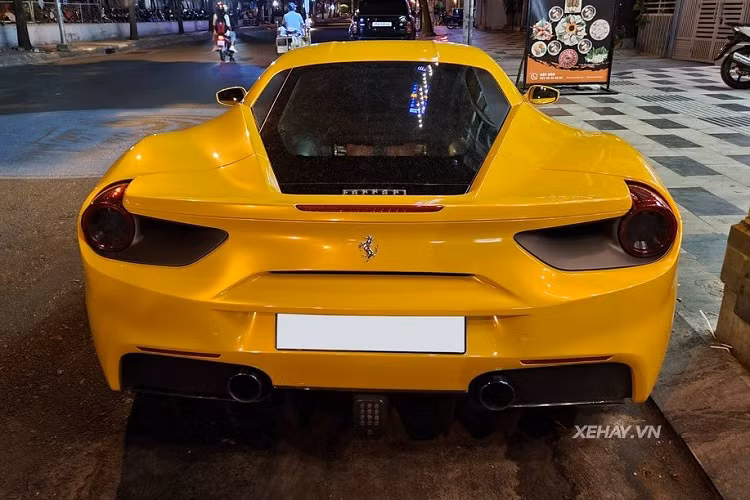 Vào năm 2018, chiếc xe Ferrari 488 GTB này cũng từng tham gia chuỗi sự kiện "Hành trình trừ trái tim" do tập đoàn Trung Nguyên phát động và thực hiện cuộc chinh phục hàng ngàn cây số từ Nam ra Bắc để phát sách