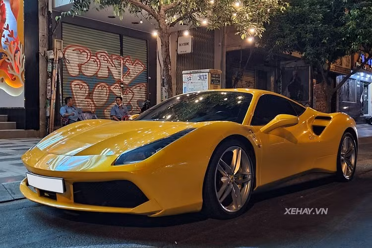 Thông thường, những mẫu siêu xe thường được các đại gia sử dụng để di chuyển trên những cung đường đẹp, đường đô thị để đi chơi, cà phê với gia đình và bạn bè. Thi thoảng, cũng có một số đại gia sử dụng cả siêu xe để làm phương tiện di chuyển trong những chuyến đi chơi xa nhưng điều kiện tiên quyết là vẫn phải đảm bảo yếu tố về đường xá, giao thông. Việc mang dàn siêu xe đắt tiền như chiếc Ferrari 488 GTB chinh phục những con đường từ Nam ra Bắc quả thực là điều hiếm thấy và bản thân chủ xe phải rất chịu chơi mới có thể làm được điều này.