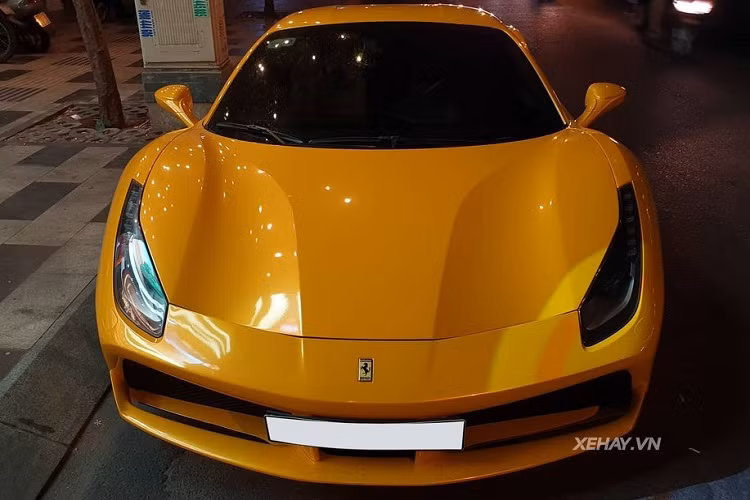 Ngoài ra, một số điểm khác biệt có thể thấy ngay trên 488 GTB so với “đàn anh” 458 như hệ thống đèn pha LED tinh xảo hơn so với đèn pha bi-xenon kết hợp LED định vị trên 458 Italy. Thêm vào đó, 488 được tiếp thu công nghệ lái từ 458 Speciale, 488 GTB nhanh hơn so với 458 một chút. Hệ thống phanh và lốp xe giống “thửa” lại của siêu xe LaFerrari. Dù đã có nhiều năm sử dụng nhưng vẻ đẹp của siêu phẩm 488 GTB vẫn không mấy thay đổi theo thời gian