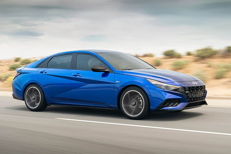 Xe cũng sở hữu một loạt tính năng an toàn tiêu chuẩn mới, gồm hỗ trợ tránh va chạm phía trước, hỗ trợ giữ làn, hỗ trợ theo làn, đèn pha thông minh, cảnh báo tài xế mất tập trung, hỗ trợ tránh va chạm trong điểm mù và hỗ trợ tránh va chạm khi có phương tiện cắt ngang phía sau.