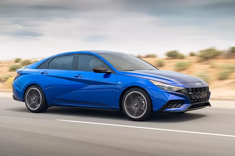 Xe cũng sở hữu một loạt tính năng an toàn tiêu chuẩn mới, gồm hỗ trợ tránh va chạm phía trước, hỗ trợ giữ làn, hỗ trợ theo làn, đèn pha thông minh, cảnh báo tài xế mất tập trung, hỗ trợ tránh va chạm trong điểm mù và hỗ trợ tránh va chạm khi có phương tiện cắt ngang phía sau.