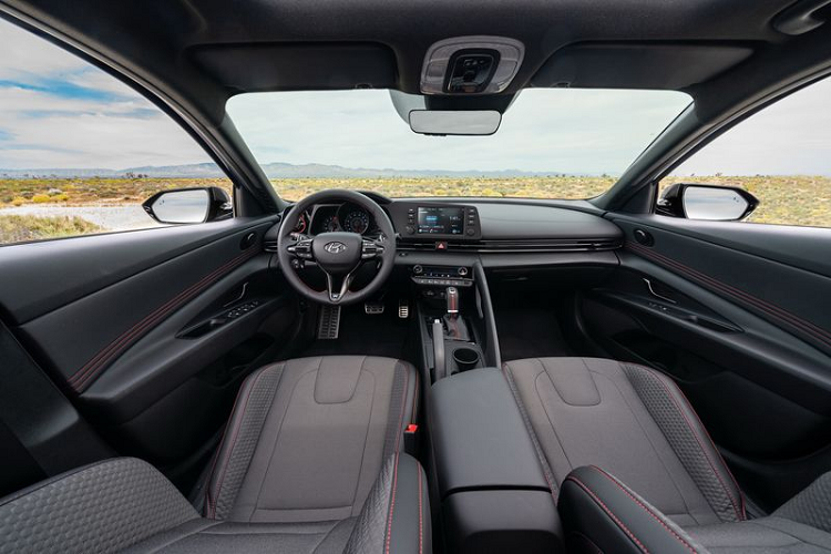 Đặt hệ truyền động sang một bên, Hyundai Elantra N-Line thể thao sở hữu một số yếu tố thiết kế độc đáo để tạo sự khác biệt so với các bản thường, ví dụ như cản trước và cản sau thể thao hơn, ốp gương chiếu hậu màu đen, mâm xe lớn hơn và có thêm cánh lướt gió tinh tế ở phía sau. Ngoài ra, xe còn có logo N-Line trên lưới tản nhiệt và chắn bùn trước.