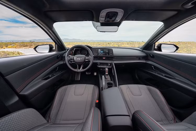 Đặt hệ truyền động sang một bên, Hyundai Elantra N-Line thể thao sở hữu một số yếu tố thiết kế độc đáo để tạo sự khác biệt so với các bản thường, ví dụ như cản trước và cản sau thể thao hơn, ốp gương chiếu hậu màu đen, mâm xe lớn hơn và có thêm cánh lướt gió tinh tế ở phía sau. Ngoài ra, xe còn có logo N-Line trên lưới tản nhiệt và chắn bùn trước.