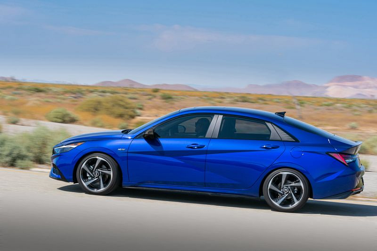 Động cơ của mẫu xe sedan Hyundai Elantra N Line 2021 này được kết hợp với hộp số sàn 6 cấp hoặc hộp số ly hợp kép với hệ dẫn động cầu trước.