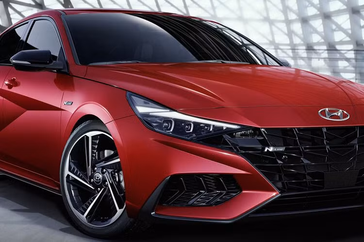 Di chuyển vào bên trong, Hyundai cung cấp cho Elantra N Line 2021 nhiều trang bị hấp dẫn như ghế ngồi thể thao N Line với đệm lót bằng da, vô lăng N Line bọc da, những đường chỉ khâu màu đỏ tương phản, cần số được trang trí bằng da và kim loại, các bàn đạp hợp kim, bộ chọn chế độ lái Drive Mode và cụm đồng hồ kỹ thuật số.