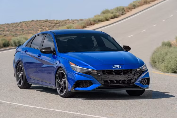  Hyundai Elantra N Line 2021 mới được trang bị khối động cơ tăng áp GDI .6L quen thuộc của Hyundai (đều sử dụng trên các mẫu N Line khác) sản sinh công suất 201 mã lực và mô-men xoắn cực đại 265Nm.