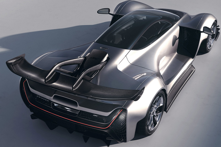 Đặc biệt là khối động cơ này được thiết kế để có thể chạy bằng nhiều loại nhiên liệu khác nhau, trong đó có methanol tái chế carbon, cũng như các loại nhiên liệu xanh khác, nhằm đảm bảo "con thú" này có thể thoải mái phô diễn sức mạnh mà vẫn đạt chỉ số phát thải ra không khí hoàn toàn bằng 0. Để bắt cặp với khối động cơ mạnh mẽ này, Czinger đã lựa chọn sử dụng loại hộp số tự động 7 cấp tuần tự. Và một hệ thống điện 800V sẽ được trang bị đi kèm, nhằm thu hồi năng lượng hao phí, "bồi bổ sức mạnh" cho 21C.