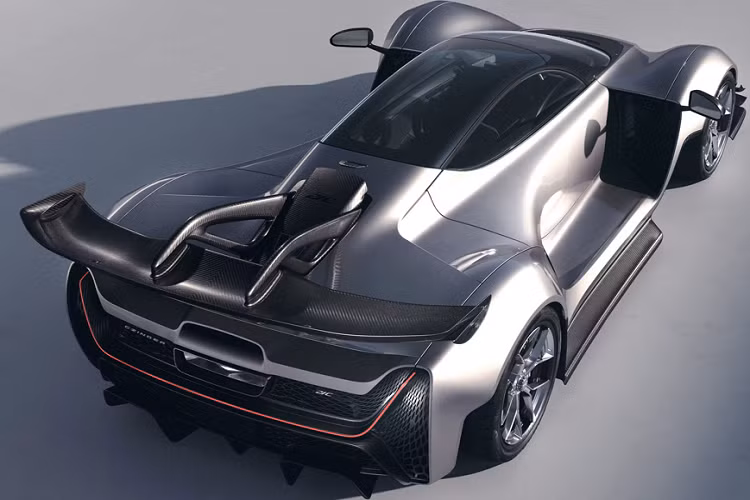 Đặc biệt là khối động cơ này được thiết kế để có thể chạy bằng nhiều loại nhiên liệu khác nhau, trong đó có methanol tái chế carbon, cũng như các loại nhiên liệu xanh khác, nhằm đảm bảo "con thú" này có thể thoải mái phô diễn sức mạnh mà vẫn đạt chỉ số phát thải ra không khí hoàn toàn bằng 0. Để bắt cặp với khối động cơ mạnh mẽ này, Czinger đã lựa chọn sử dụng loại hộp số tự động 7 cấp tuần tự. Và một hệ thống điện 800V sẽ được trang bị đi kèm, nhằm thu hồi năng lượng hao phí, "bồi bổ sức mạnh" cho 21C.