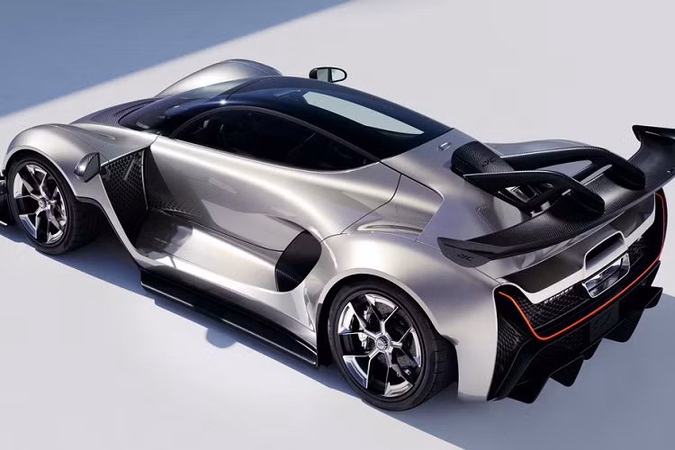 Sau khi các mảnh thân xe đã được in xong, chúng sẽ được đưa vào khu vực sản xuất khép kín của hãng và dùng công nghệ độc quyền lắp ráp hoàn chỉnh lại bằng hàng loạt robot làm việc đồng thời cùng lúc. Nhờ phương pháp chế tác hiện đại và cầu kỳ này mà Czinger 21C có thể sở hữu những điểm thiết kế vô cùng độc đáo, ví như cách set up chỗ ngồi 1 + 1 (hai ghế thẳng hàng dọc như trên xe máy), hoặc thân xe như được bọc vải vào khung chassis.