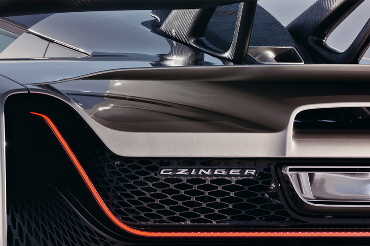 Trong đó, mỗi bánh xe ở cầu trước sẽ được trang bị một mô-tơ điện. Còn bộ phanh thu hồi năng lượng cũng như máy phát được học hỏi theo công nghệ chế tạo xe đua F1. Cuối cùng, Czinger 21C cho ra tổng công suất 1.233 mã lực và có khả năng nâng cấp thêm 100 mã lực nữa. Với công nghệ chế tác vật liệu siêu nhẹ, thật đáng ngạc nhiên là Czinger 21C chỉ nặng chưa đến 1.240 kg. Tức là tỷ lệ sức mạnh so với trọng lượng rất tương đồng nhau, tương đương 1kg : 1 mã lực.