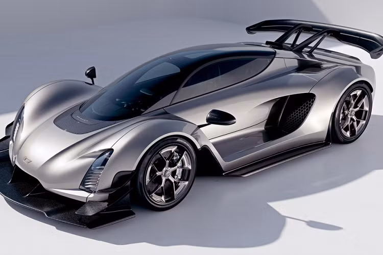 Cũng kể từ triển lãm Geneva Motor Show 2020 tới nay, siêu xe Czinger 21C mới đã trải qua nhiều lần thay đổi để có thể biến những bảng thông số mục tiêu trên giấy thành một cỗ xe hiện thực. Nâng cấp dễ thấy nhất trong số đó là chiều rộng của xe đã được nâng lên mức 2.050 mm, nhằm đảm bảo khả năng vận hành ở dải tốc độ cao cho xe.