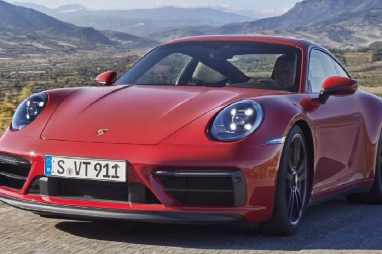 Porsche vừa chính thức ra mắt loạt xe GTS cho dòng Porsche 911 thế hệ mới vừa ra mắt cách đây không lâu. Tính đến hiện tại, loạt 911 GTS mới được xem là bản trang bị cao cấp nhất của dòng 911 trước khi hãng xe Đức bổ sung thêm các phiên bản mới trong tương lai. Theo đó, Porsche 911 GTS thế hệ mới sẽ tiếp tục có 3 dáng xe khác nhau gồm Coupe, Cabriolet và Targa.