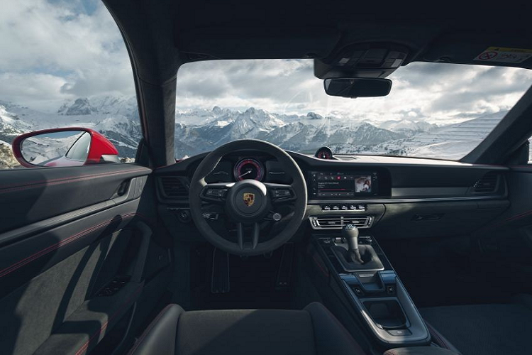 Hộp số tiêu chuẩn đi kèm động cơ này là loại ly hợp kép PDK tự động 8 cấp, trong khi hộp số sàn 7 cấp sẽ là tùy chọn thay thế. Phiên bản 911 Carrera 4 GTS với trang bị hộp số PDK có khả năng tăng tốc từ 0 - 100 km/h trong 3,3 giây, nhanh hơn thế hệ cũ khoảng 0,3 giây. Hệ thống treo trên 911 GTS Coupe và GTS Cabriolet là loại PSAM chủ động, được hạ thấp thêm 10 mm so với các phiên bản Carrera còn lại.