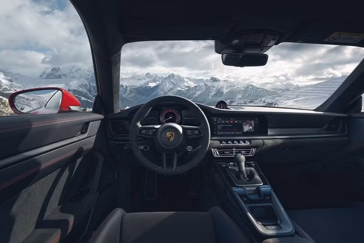 Hộp số tiêu chuẩn đi kèm động cơ này là loại ly hợp kép PDK tự động 8 cấp, trong khi hộp số sàn 7 cấp sẽ là tùy chọn thay thế. Phiên bản 911 Carrera 4 GTS với trang bị hộp số PDK có khả năng tăng tốc từ 0 - 100 km/h trong 3,3 giây, nhanh hơn thế hệ cũ khoảng 0,3 giây. Hệ thống treo trên 911 GTS Coupe và GTS Cabriolet là loại PSAM chủ động, được hạ thấp thêm 10 mm so với các phiên bản Carrera còn lại.