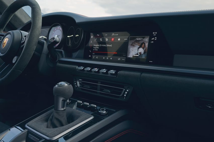 Hệ thống treo sau thừa hưởng lò xo giảm chấn từ 911 Turbo, giúp xe vạn hành chắc chắn ở mọi điều kiện đường. Trong khi đó Targa 4 GTS thừa hưởng khung gầm của mẫu Targa 4 S. Hệ thống phanh và bộ vành 21 inch phía trước, 20 inch phía sau cũng được lấy từ mẫu 911 Turbo. Ngoài ra, toàn bộ các bản 911 GTS mới đều được trang bị sẵn hệ thống xả thể thao giúp mang đến âm thanh phấn khích hơn.Về ngoại hình, Carrera GTS thế hệ mới tạo nên sự khác biệt nhờ các chi tiết điểm nhấn tối màu trên viền đèn pha hay đèn định vị.