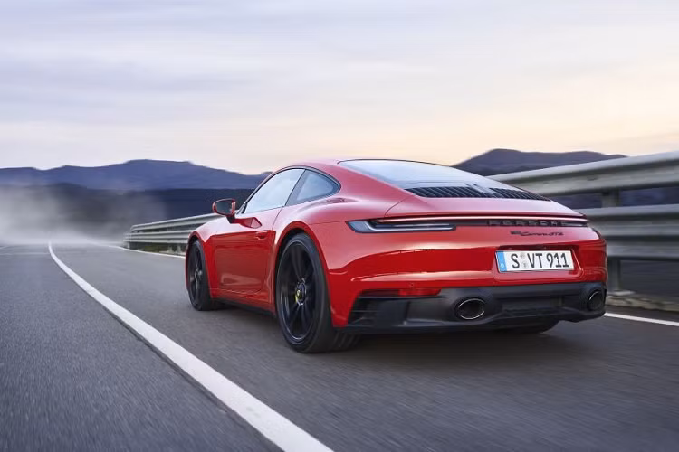  Cụm đèn hậu của Carrera GTS thực sự nổi bật với kiểu thiết kế đèn kéo dài sử dụng ốp đèn trong suốt. Bên trong nội thất, khoang lái Porsche 911 GTS được bọc da Race-Tex màu đen, ghế thể thao Sports Seats Plus có khả năng chỉnh điện 4 hướng. Xe được trang bị sẵn gói trang bị Sport Chrono với các trang bị như vô lăng thể thao tích hợp nút chuyển chế độ lái, hiển thị nhiệt độ lốp và tính năng thu thập dữ liệu nhờ ứng dụng Porsche Track Precision. 