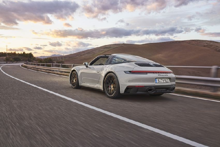 Chất liệu da Race-Tex còn được sử dụng tại nhiều vị trí như ghế ngồi, vô lăng, nắm cửa, gác tay và hộc để đồ. Khi được trang bị thêm gói nâng cấp Lightweight Design, Porsche 911 GTS sẽ giảm khoảng 25 kg trọng lượng, khung gầm được gia cố, cải thiện lực nén xuống mặt đường. Hàng ghế trước dạng bucket sẽ được gia cố bằng các chi tiết bằng sợi carbon nhẹ, trong khi kính cửa, kính sau cũng như ắc quy cũng là loại có trọng lượng nhẹ.