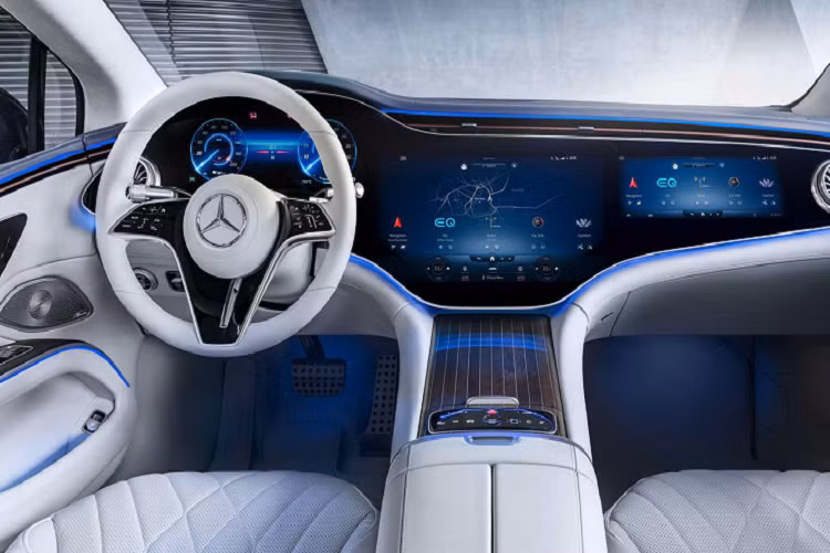 Theo kế hoạch, Mercedes-Benz EQS 2022 chạy điện có tổng cộng 2 phiên bản EQS 450+ mạnh 329 mã lực (245 kW), dẫn động cầu sau (RWD). Trong khi phiên bản EQS 580 4Matic mạnh 516 mã lực (385 kW) sử dụng hệ dẫn động bốn bánh toàn thời gian 4Matic. Thời gian tăng tốc từ 0 – 96 km/h lần lượt cho hai mẫu xe: 5,5 và 4,1 giây, trước khi đạt tốc độ tối đa giới hạn ở mức 210 km/h.