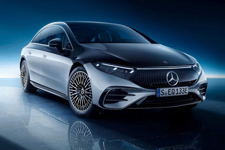 Bên cạnh động cơ điện và thiết kế hiện đại, EQS mới sở hữu nội thất sang trọng và hiện đại với không gian nội thất kỹ thuật số có khả năng thích ứng cao và trang bị công nghệ cấp tiến với màn hình hiển thị Head-up Display và hệ thống thông tin giải trí MBUX và hơn nữa.