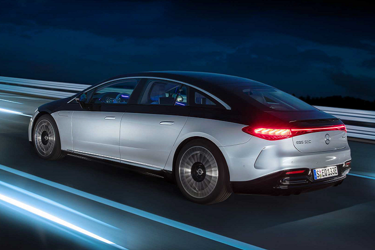 Sự xuất hiện của dòng xe điện Mercedes-Benz EQS 2022 sẽ giúp người mua xe sang chạy điện tại Việt Nam có thêm nhiều lựa chọn mới mẽ hơn, bên cạnh Porsche Taycan. Nhìn chung, xe sang chạy điện không phải là một dòng xe được số đông người dùng xe sang tại Việt Nam quan tâm.