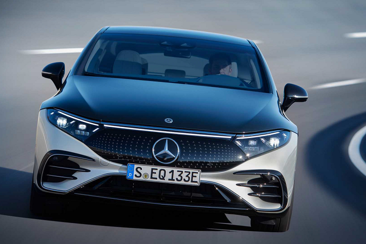 Mercedes-Benz EQS 2022 vừa ra mắt toàn câu cách đây không lâu, mẫu sedan hạng sang chạy điện này đã thu hút được nhiều sự quan tâm bởi thiết kế và công nghệ, EQS cũng đánh dấu là mẫu sedan chạy điện thương mại đầu tiên của thương hiệu Mercedes-Benz.