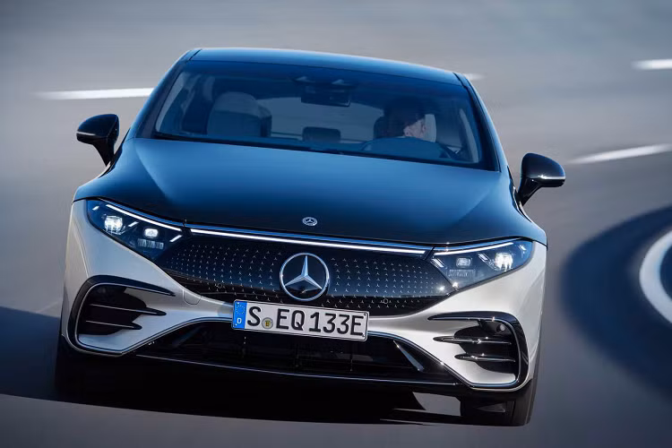 Mercedes-Benz EQS 2022 vừa ra mắt toàn câu cách đây không lâu, mẫu sedan hạng sang chạy điện này đã thu hút được nhiều sự quan tâm bởi thiết kế và công nghệ, EQS cũng đánh dấu là mẫu sedan chạy điện thương mại đầu tiên của thương hiệu Mercedes-Benz.