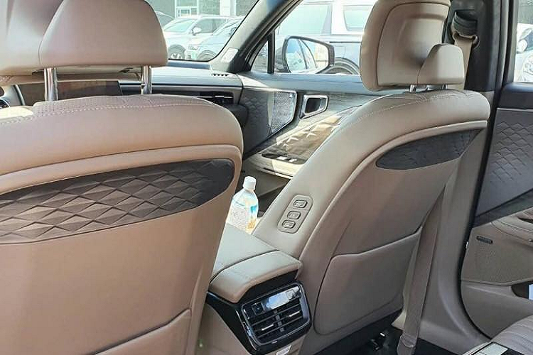 Nội thất của chiếc xe được bắt gặp (không hề có chút ngụy trang nào) được hoàn thiện trong tông màu be nhẹ nhàng nhưng vẫn toát lên sự cao cấp, xung quanh còn có khá nhiều chi tiết trang trí bằng kim loại sáng và ốp gỗ sang trọng. Là mẫu xe đầu bảng mới, Kia K8 tự hào có hệ thống âm thanh vòm 14 loa Meridian - thường thấy trên các thương hiệu ôtô cao cấp như Jaguar Land Rover.