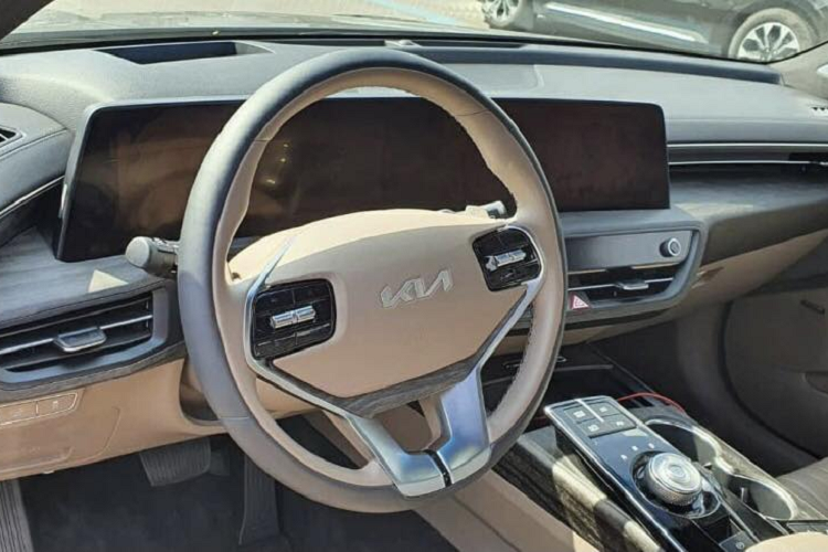 Đúng như một bức ảnh chụp nội thất rò rỉ hồi đầu tháng 3 này, khoang cabin của Kia K8 hoàn toàn mới rất hiện đại và sang trọng. Xe được trang bị màn hình cong tích hợp màn hình giải trí trung tâm cỡ lớn và màn hình cụm đồng hồ kỹ thuật số 12 inch.