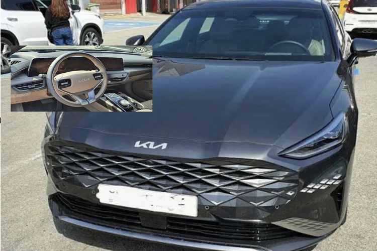 Hơn một tháng trước, hãng xe Hàn Quốc đã tiết lộ về diện mạo bên ngoài của Kia K8 2022 mới nhưng vẫn giấu rất kỹ nội thất của chiếc xe. Mới đây, một chiếc Kia K8 đã được bắt gặp ngoài đời, vô tình để lộ không gian bên trong xe.