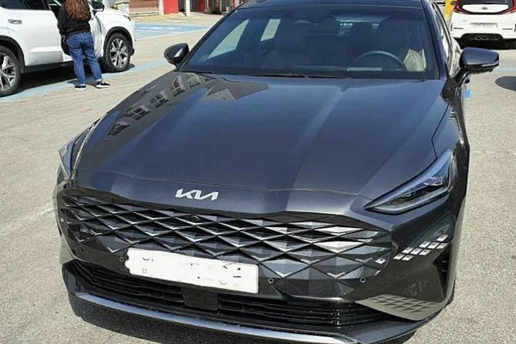 Hành khách phía sau sẽ được chăm sóc với hệ thống điều hòa có thể chỉnh riêng, bảng điều khiển đặt ở bệ tì tay trung tâm, vị trí "ông chủ" phía sau có thể tự điều chỉnh ghế phụ phía trước để có không gian để có không gian duỗi chân thoải mái nhất.