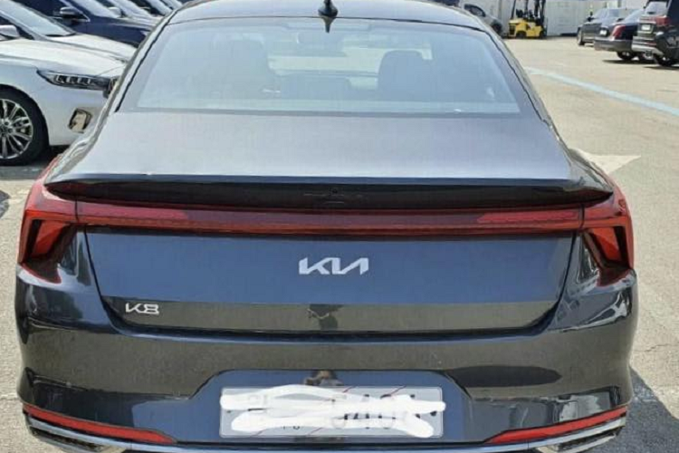 Về diện mạo, mẫu sedan đầu bảng mới của Kia sẽ sở hữu thiết kế vô cùng sắc sảo, hiện đại. Phần đầu xe nổi bật với lưới tản nhiệt kiểu mũi hổ đặc trưng, không đường viền kết hợp với cản trước mỏng tạo sự liền mạch, khác biệt đối với mọi mẫu Kia khác. Lưới tản nhiệt được thiết kế với kiểu họa tiết kim cương khá phức tạp, bên cạnh là đèn xi-nhan độc lập đặt bên dưới cụm đèn trước.