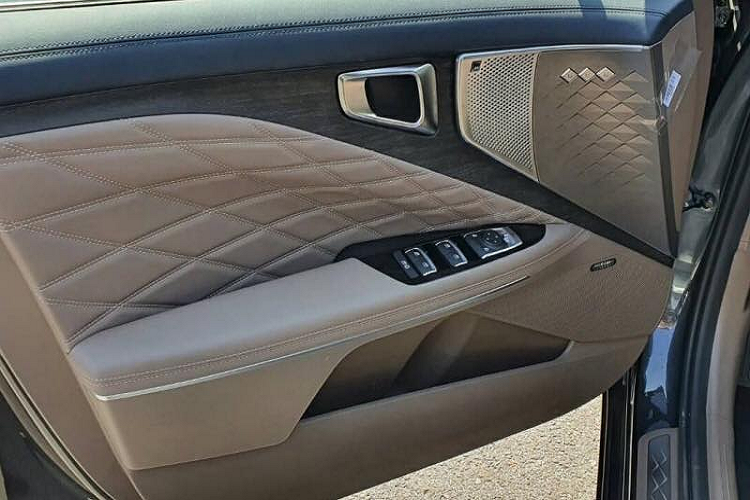 Bảng điều khiển trung tâm của K8 được thiết kế công thái học với kiểu dáng nhô lên phía sau, bộ điều chỉnh điều hòa đặt ngay phía dưới màn hình cong, cần số dạng núm xoay gọn gàng và nút bấm sưởi ghế, sưởi vô lăng ngay cạnh cần số.