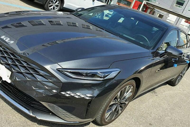 Chạy dọc thân xe, Kia K8 sở hữu những đường nét táo bạo, năng động được cho là lấy cảm hứng từ “những chiếc du thuyền lướt qua vùng nước lặng”. Phía sau xe được tạo hình sống động, gân guốc, cánh gió nhỏ liền mạch với đuôi xe, đèn hậu LED dạng chữ Y trải dài theo chiều ngang bo lấy các góc đuôi. Xe dự tính sẽ ra mắt thời gian gần, mức giá xe Kia K8 2022 vẫn còn là một ẩn số.