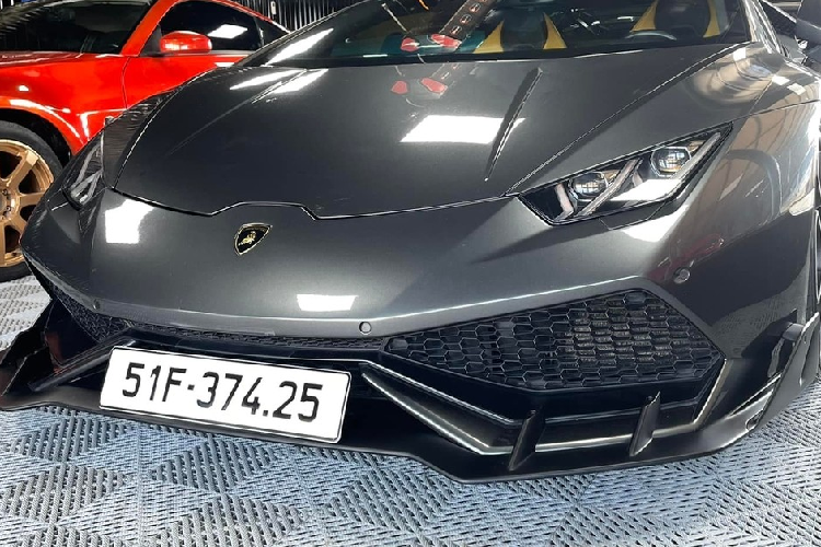 Khá thú vị là người mua siêu xe Lamborghini Huracan LP610-4 được cho có sở hữu lan đột biến nhưng dường như không thích đổi lan mà mua bằng tiền tươi và đã đặt cọc chốt chiếc siêu xe Lamborghini Huracan LP610-4 chính hãng đầu tiên ở Việt Nam.
