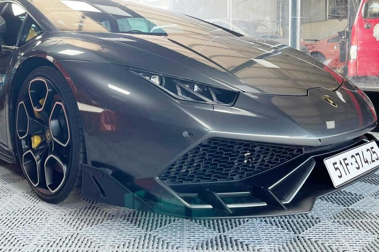 Siêu xe Lamborghini Huracan LP610-4 màu xám chính hãng vẫn sở hữu động cơ V10, dung tích 5.2 lít, sản sinh công suất tối đa 610 mã lực tại vòng tua máy 8.250 vòng/phút và mô-men xoắn cực đại 560 Nm tại vòng tua máy 6.500 vòng/phút.