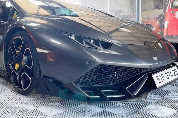 Siêu xe Lamborghini Huracan LP610-4 màu xám chính hãng vẫn sở hữu động cơ V10, dung tích 5.2 lít, sản sinh công suất tối đa 610 mã lực tại vòng tua máy 8.250 vòng/phút và mô-men xoắn cực đại 560 Nm tại vòng tua máy 6.500 vòng/phút.