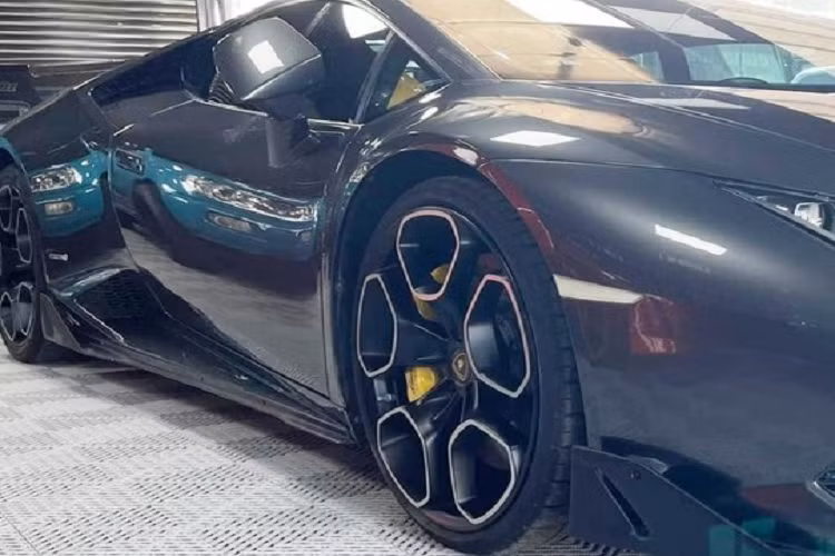 Động cơ kết hợp cùng hộp số tự động 7 tốc độ và hệ dẫn động 4 bánh toàn thời gian, nhờ đó, chiếc siêu xe Lamborghini Huracan LP610-4 chỉ mất thời gian 3,2 giây để tăng tốc từ vị trí xuất phát lên 100 km/h trước khi đạt vận tốc tối đa 325 km/h.