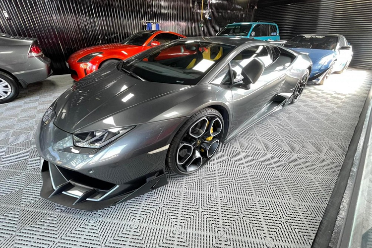 Thông tin rao bán cho thấy, người này muốn bán siêu xe Lamborghini Huracan LP610-4 đời 2014 hoặc đổi lấy lan đột biến. Chiếc xe này đã chạy được quãng đường dài hơn 17.000 km và được phân phối chính hãng tại dải đất hình chữ S.