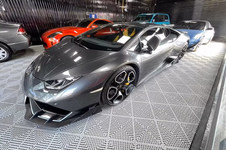 Thông tin rao bán cho thấy, người này muốn bán siêu xe Lamborghini Huracan LP610-4 đời 2014 hoặc đổi lấy lan đột biến. Chiếc xe này đã chạy được quãng đường dài hơn 17.000 km và được phân phối chính hãng tại dải đất hình chữ S.