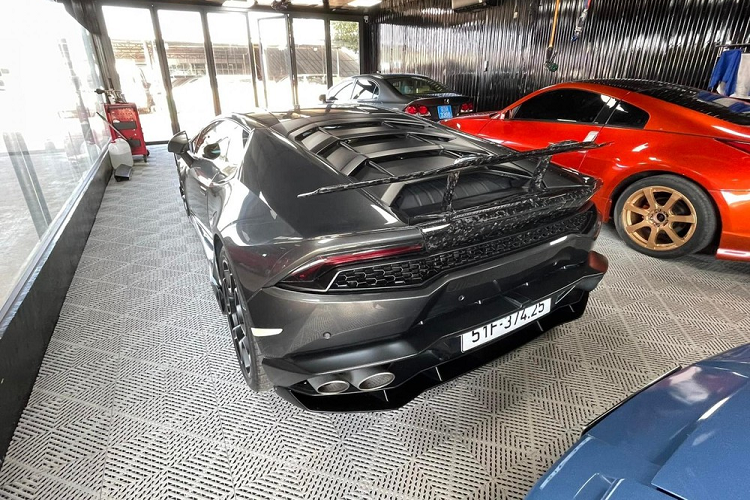 Không chỉ thế, đại gia Bình Phước này còn chia sẻ đây là chiếc xe Lamborghini Huracan LP610-4 chất và mới nhất tại Việt Nam khi so sánh về đời xe. Mức giá bán không được người này tiết lộ, chỉ biết rằng, sau 4 tiếng đăng bài, đại gia này đã chỉnh sửa lại dòng trạng thái này đã có người cọc.