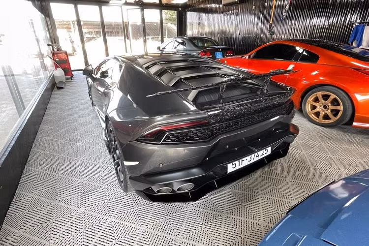 Không chỉ thế, đại gia Bình Phước này còn chia sẻ đây là chiếc xe Lamborghini Huracan LP610-4 chất và mới nhất tại Việt Nam khi so sánh về đời xe. Mức giá bán không được người này tiết lộ, chỉ biết rằng, sau 4 tiếng đăng bài, đại gia này đã chỉnh sửa lại dòng trạng thái này đã có người cọc.