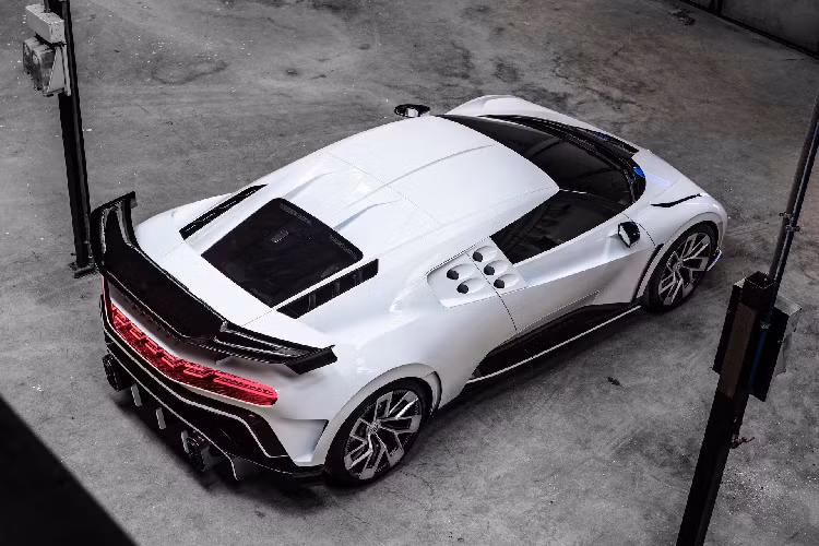 Bugatti Centodieci phát triển dựa trên nền tảng của Chiron nhưng có thiết kế hầm hố hơn. Cung cấp sức mạnh cho Centodieci là động cơ W16 dung tích 8.0L, sản sinh sức mạnh lên đến 1.600 mã lực. Ronaldo là 1 trong 10 khách hàng sở hữu siêu xe này với giá khoảng 10 triệu USD. Ảnh: Paultan.