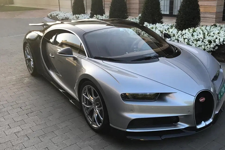 Bugatti Chiron (3 triệu USD): Năm 2017, Ronaldo bỏ ra 3 triệu USD để mua chiếc Bugatti Chiron màu bạc. Với tốc độ tối đa 418 km/h, Chiron không phù hợp với điều kiện giao thông đông đúc tại Turin (Italy). Do đó, trong suốt thời gian khoác áo Juventus, Ronaldo không sử dụng siêu xe này. Ảnh: The Sun.