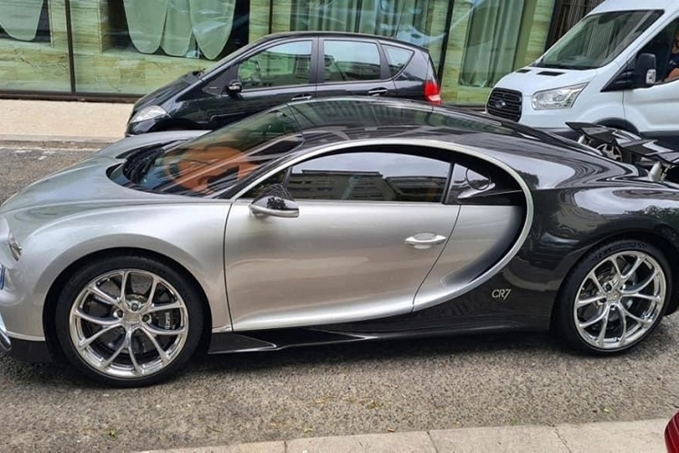 Ngôi sao bóng đá người Bồ Đào Nha chỉ cầm lái chiếc Chiron sau khi về quê nhà Lisbon. Chiron sử dụng động cơ W16 8.0L, đi kèm 4 bộ tăng áp cho ra công suất 1.500 mã lực. Ảnh: BackGrid.