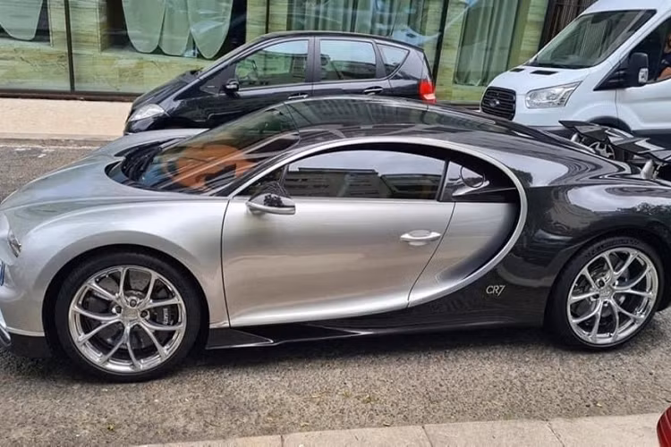 Ngôi sao bóng đá người Bồ Đào Nha chỉ cầm lái chiếc Chiron sau khi về quê nhà Lisbon. Chiron sử dụng động cơ W16 8.0L, đi kèm 4 bộ tăng áp cho ra công suất 1.500 mã lực. Ảnh: BackGrid.