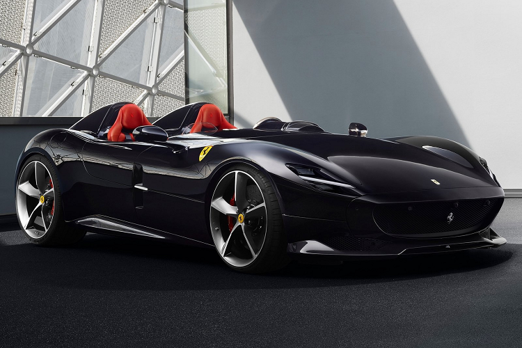 Ferrari Monza SP2 (1,9 triệu USD): Giữa tháng 5, Ronaldo có chuyến tham quan nhà máy Ferrari và đặt mua chiếc Monza SP2 có giá 1,9 triệu USD. Monza SP2 là một trong những mẫu xe thuộc dòng đặc biệt Special Series của Ferrari. Ảnh: NetCarShow.