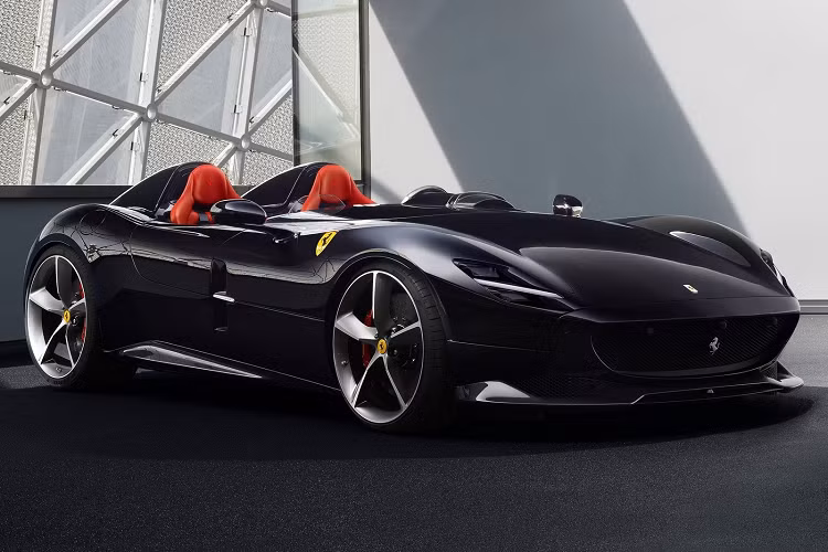 Ferrari Monza SP2 (1,9 triệu USD): Giữa tháng 5, Ronaldo có chuyến tham quan nhà máy Ferrari và đặt mua chiếc Monza SP2 có giá 1,9 triệu USD. Monza SP2 là một trong những mẫu xe thuộc dòng đặc biệt Special Series của Ferrari. Ảnh: NetCarShow.