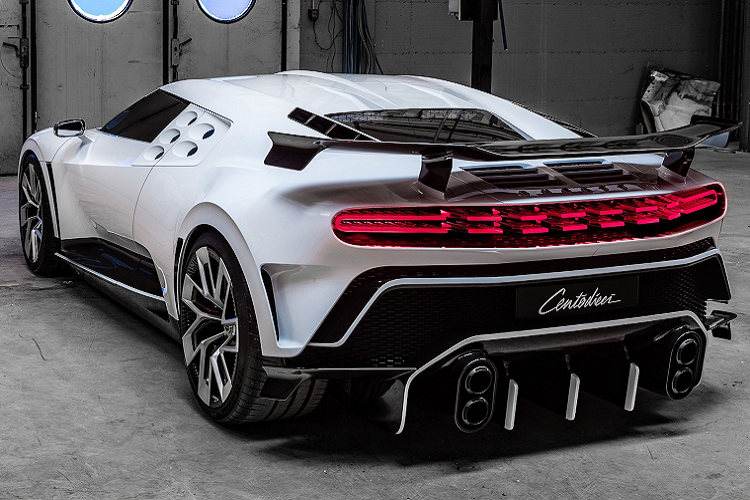 Centodieci là chiếc Bugatti thứ 3 trong bộ sưu tập siêu xe của Ronaldo, bên cạnh Veyron Grand Sport Vitesse và Chiron. Hypercar này là mẫu xe kỷ niệm 110 năm thành lập Bugatti. Từ Centodieci trong tiếng Italy có nghĩa là 110. Ảnh: Paultan.