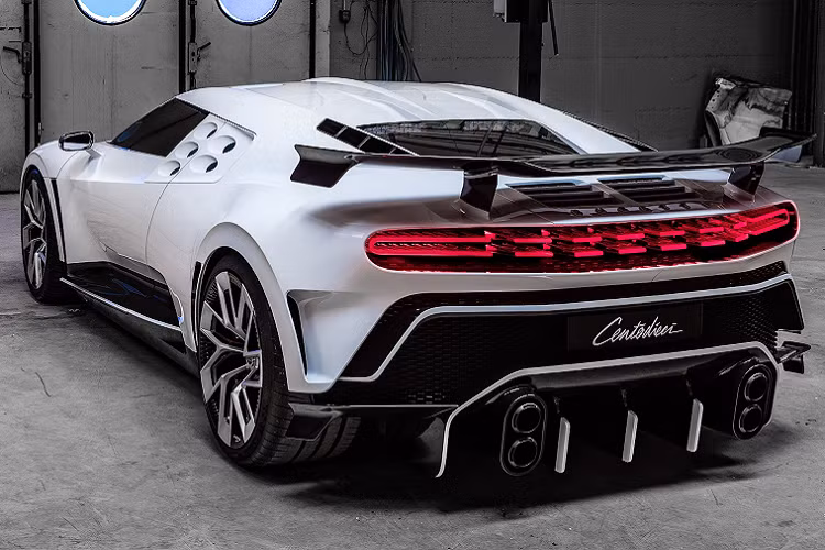 Centodieci là chiếc Bugatti thứ 3 trong bộ sưu tập siêu xe của Ronaldo, bên cạnh Veyron Grand Sport Vitesse và Chiron. Hypercar này là mẫu xe kỷ niệm 110 năm thành lập Bugatti. Từ Centodieci trong tiếng Italy có nghĩa là 110. Ảnh: Paultan.