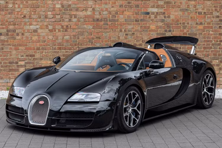 Siêu xe này được ngôi sao Bồ Đào Nha mua vào năm 2016, sau khi giành chức vô địch Champions League cùng Real Madrid. Được sản xuất từ năm 2012 đến năm 2015, Grand Sport Vitesse là phiên bản cuối cùng của Veyron trước khi hãng xe Pháp thay thế bằng Chiron. Ảnh: Carscoops.